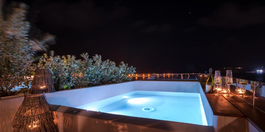 Bazén v ubytování Shapes Luxury Suites nebo v jeho okolí