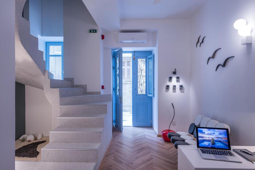 TV a/nebo společenská místnost v ubytování Shapes Luxury Suites
