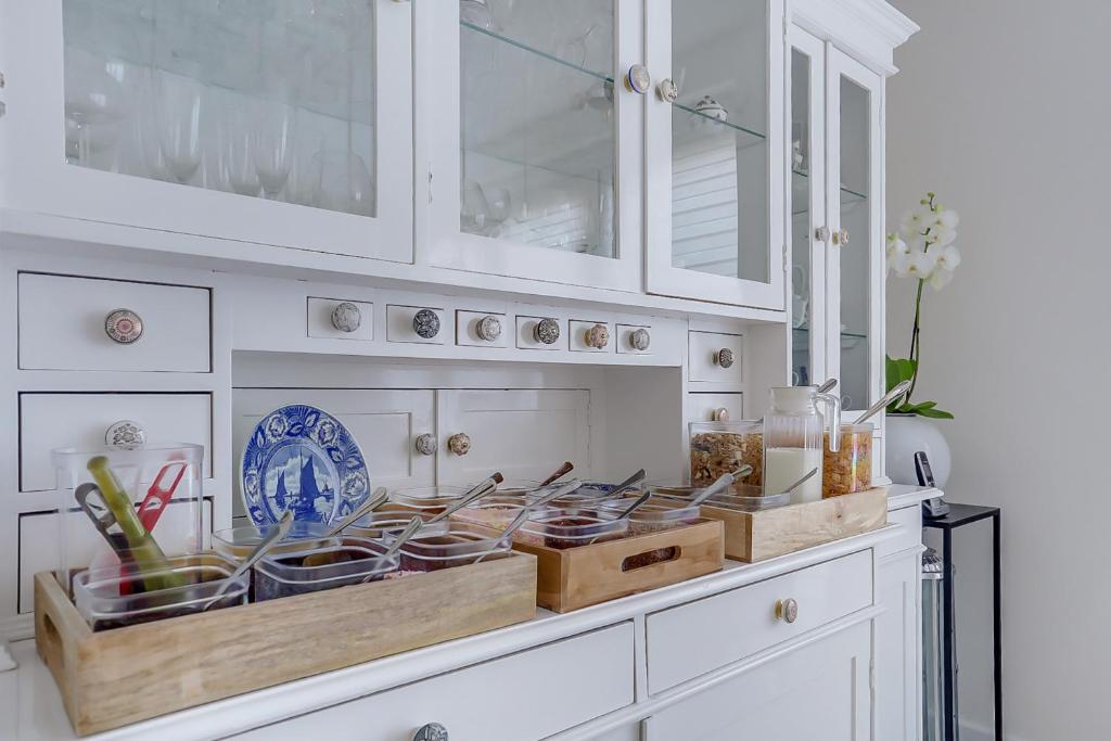 a kitchen counter with bowls and plates on it at B&B Modern Times in Amsterdam