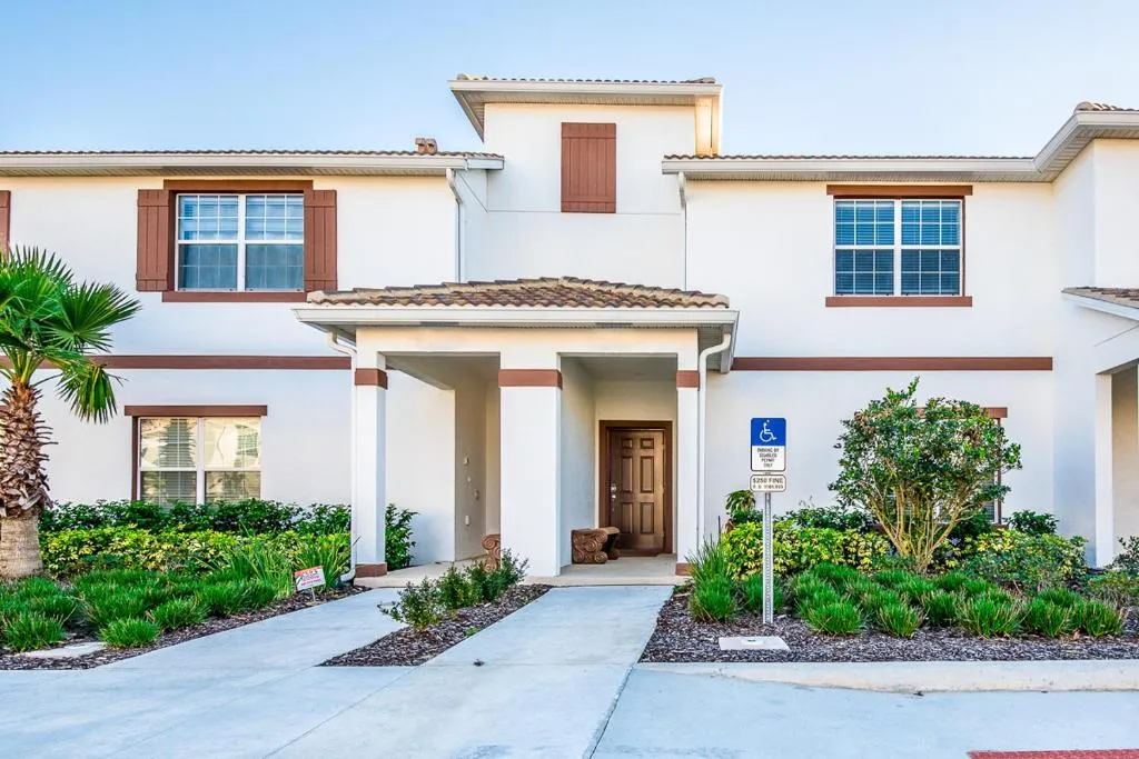 Champions Gate Town House Sleeps 8 with Pool and WiFi, Davenport, United States