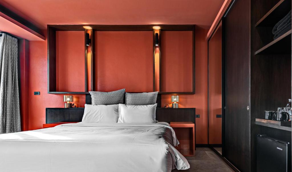 Postel nebo postele na pokoji v ubytování Hua Hin Habitat Hotel- SHA Extra Plus