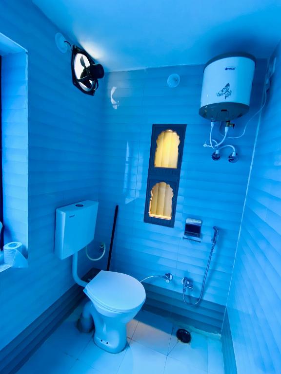 un bagno blu con un water e un lavandino di The Castle View Homestay a Būndi