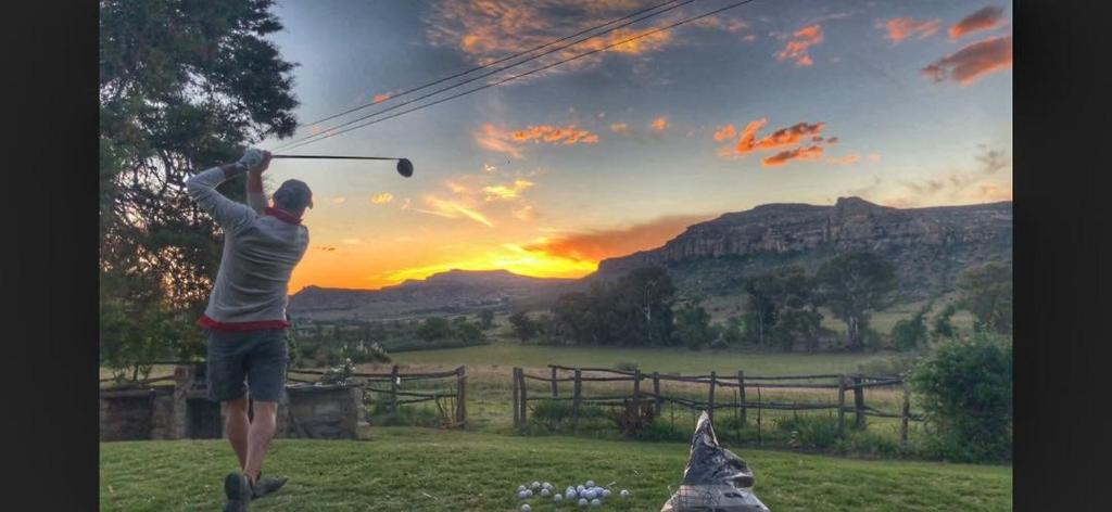 Un homme balançant un club de golf au coucher du soleil dans l'établissement Franshoek Farm, à Ficksburg