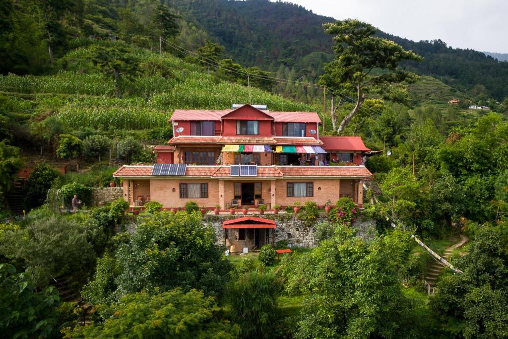 una casa sul fianco di una collina di Shivapuri Heights Cottage a Kathmandu