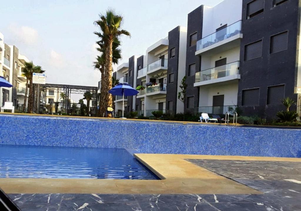 Majoituspaikassa Charmant Appartement avec une vue imprenable tai sen lähellä sijaitseva uima-allas