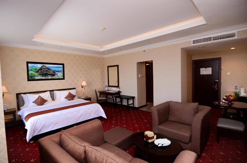 Postel nebo postele na pokoji v ubytování Hermes Palace Hotel Banda Aceh