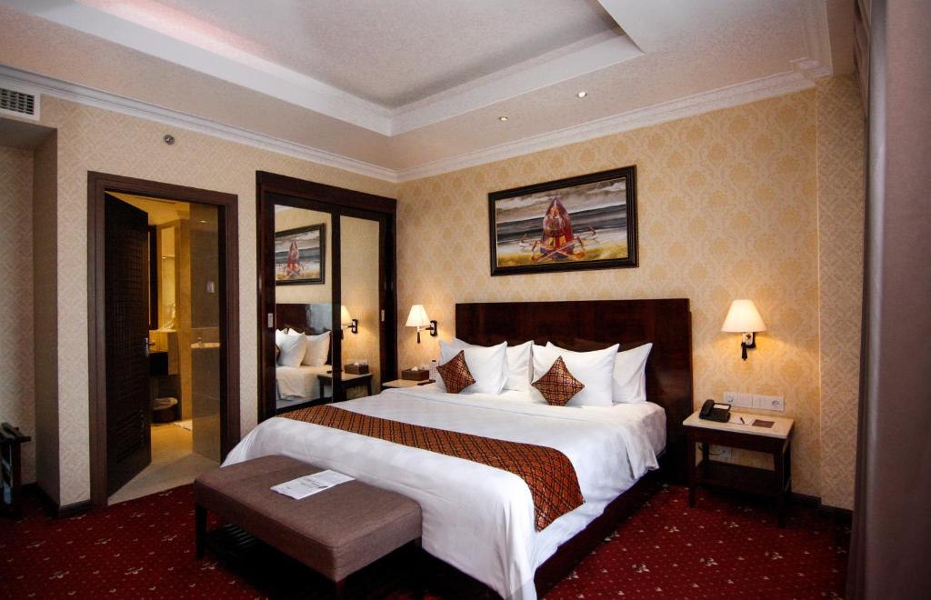 Postel nebo postele na pokoji v ubytování Hermes Palace Hotel Banda Aceh