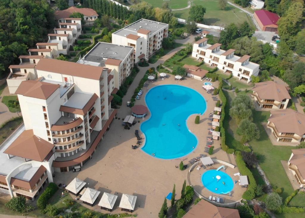 una vista aérea de un complejo con piscina en Aquamarine Hotel&Spa, en Plyakho