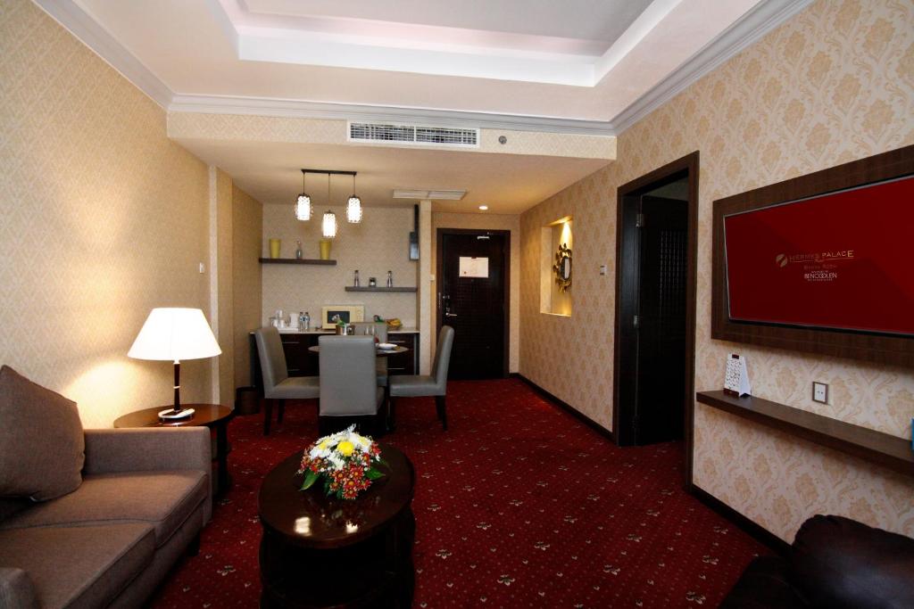 TV a/nebo společenská místnost v ubytování Hermes Palace Hotel Banda Aceh