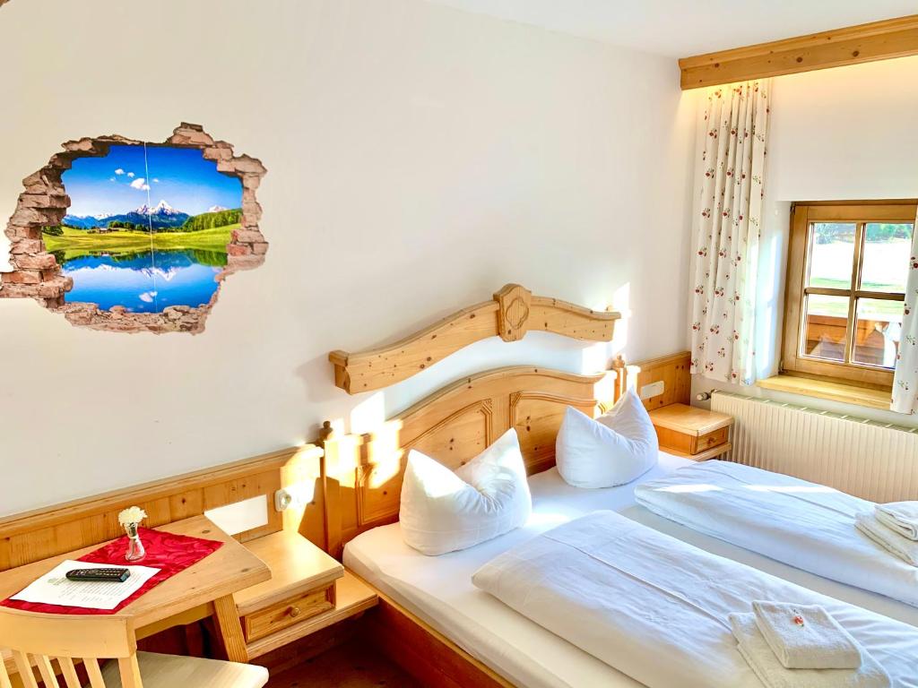 Postel nebo postele na pokoji v ubytování Gutshof zum Schluxen