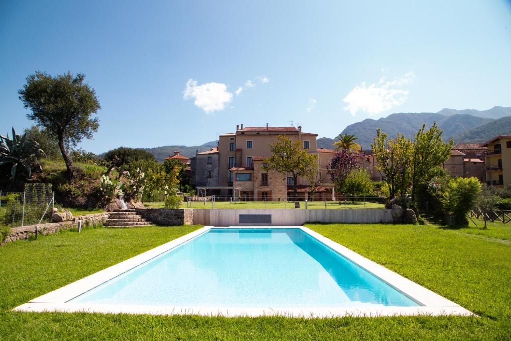 een zwembad in de tuin van een huis bij La Casa di Ester nel Cilento in Angellara