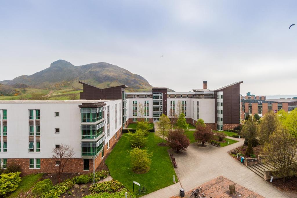 una vista aérea de un edificio con un parque en Summer Stays at The University of Edinburgh, en Edimburgo