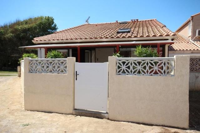une maison avec deux portes devant une maison dans l'établissement 50m de la plage, adorable maison climatisée 2 chambres 5 couchages parking privatif LRVM52, à Portiragnes