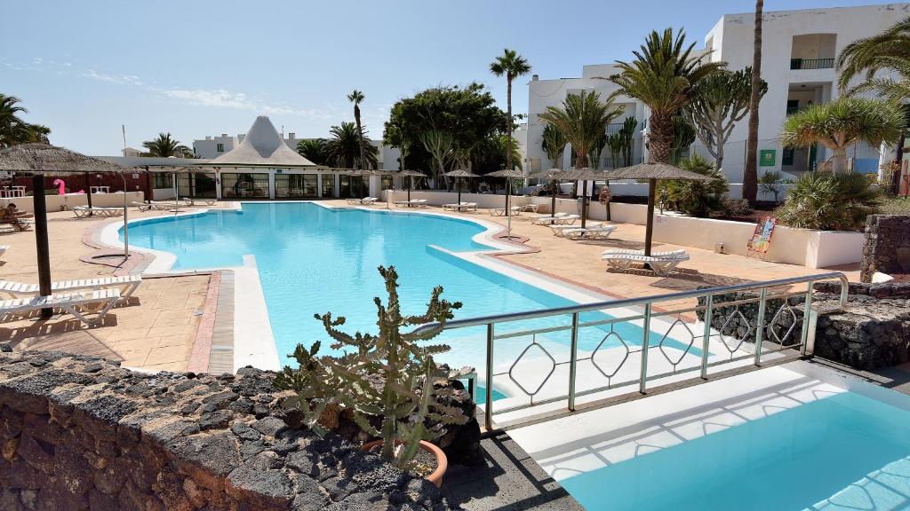 Bazén v ubytování Loft Diamond Costa Teguise with Pool nebo v jeho okolí