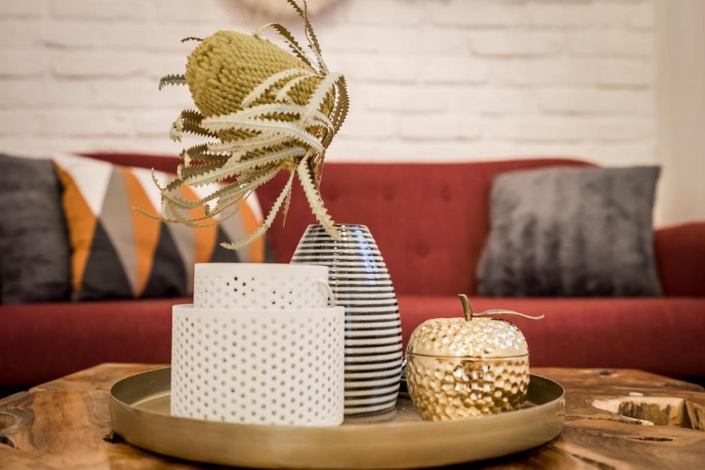 ROOMLI Boho Chic Apartments - One-Bedroom Apartment