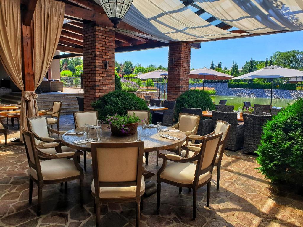 Bazén v ubytování Park Hotel Popovicky nebo v jeho okolí