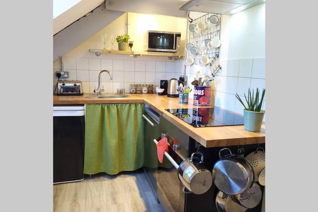 Kuchyň nebo kuchyňský kout v ubytování Hayloft Cottage