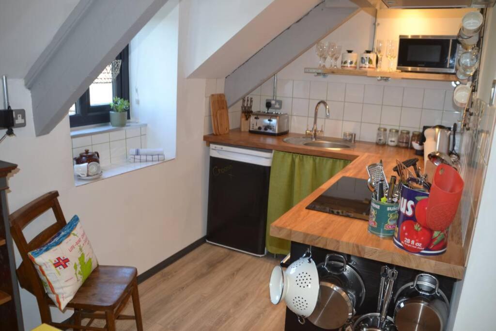 Kuchyň nebo kuchyňský kout v ubytování Hayloft Cottage