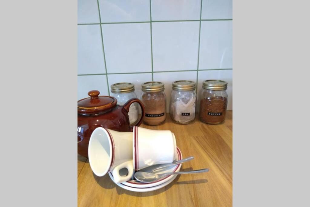 Příslušenství pro přípravu čaje a kávy v ubytování Hayloft Cottage