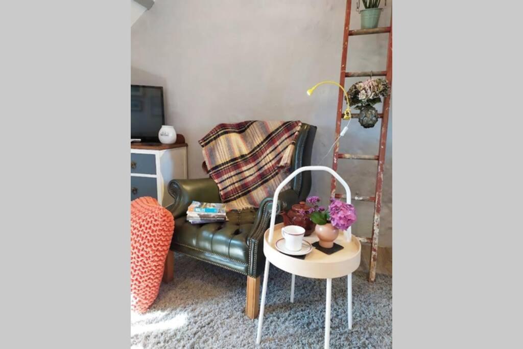 Posezení v ubytování Hayloft Cottage