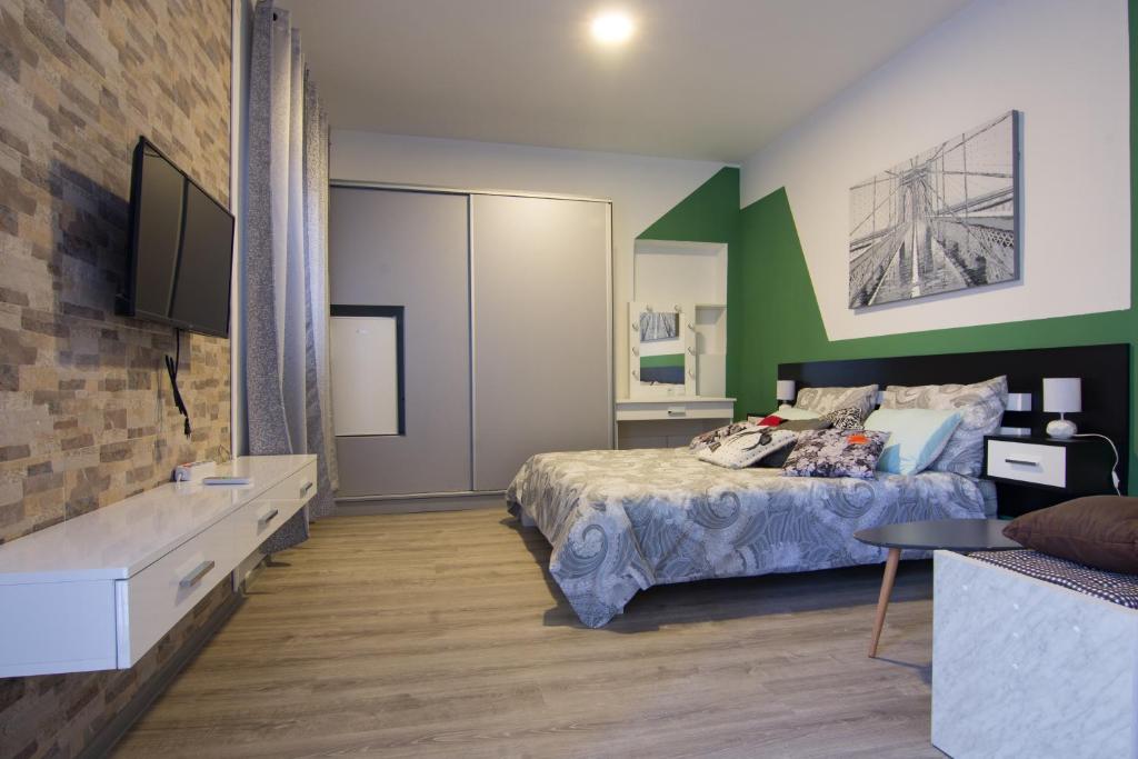 sypialnia z łóżkiem i zieloną ścianą w obiekcie Filip w Belgradzie