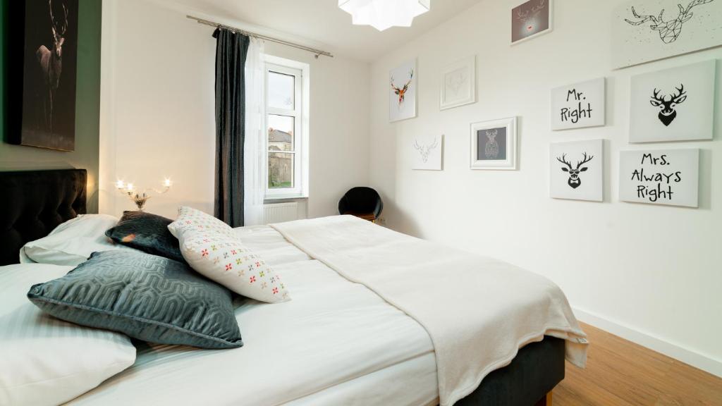 Posteľ alebo postele v izbe v ubytovaní Apartamenty EverySky - Górna 8