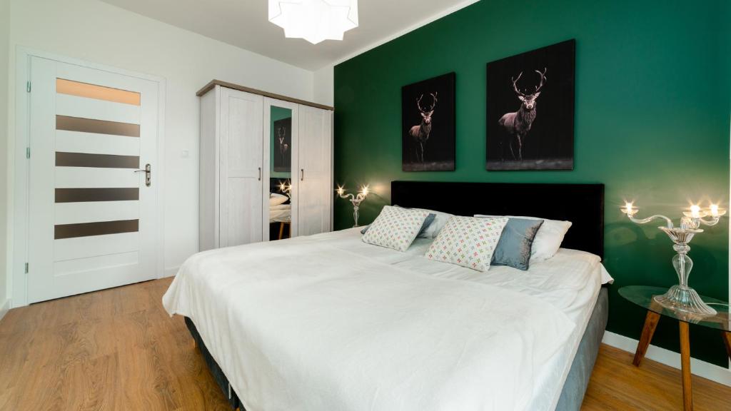 Posteľ alebo postele v izbe v ubytovaní Apartamenty EverySky - Górna 8