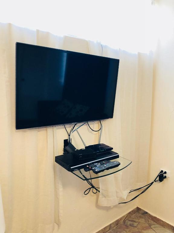 TV a/nebo společenská místnost v ubytování Cozy Studio Retreat with Private Parking and FREE Laundry