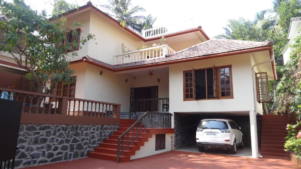 una casa con un coche aparcado delante en Anashwara, en Kozhikode
