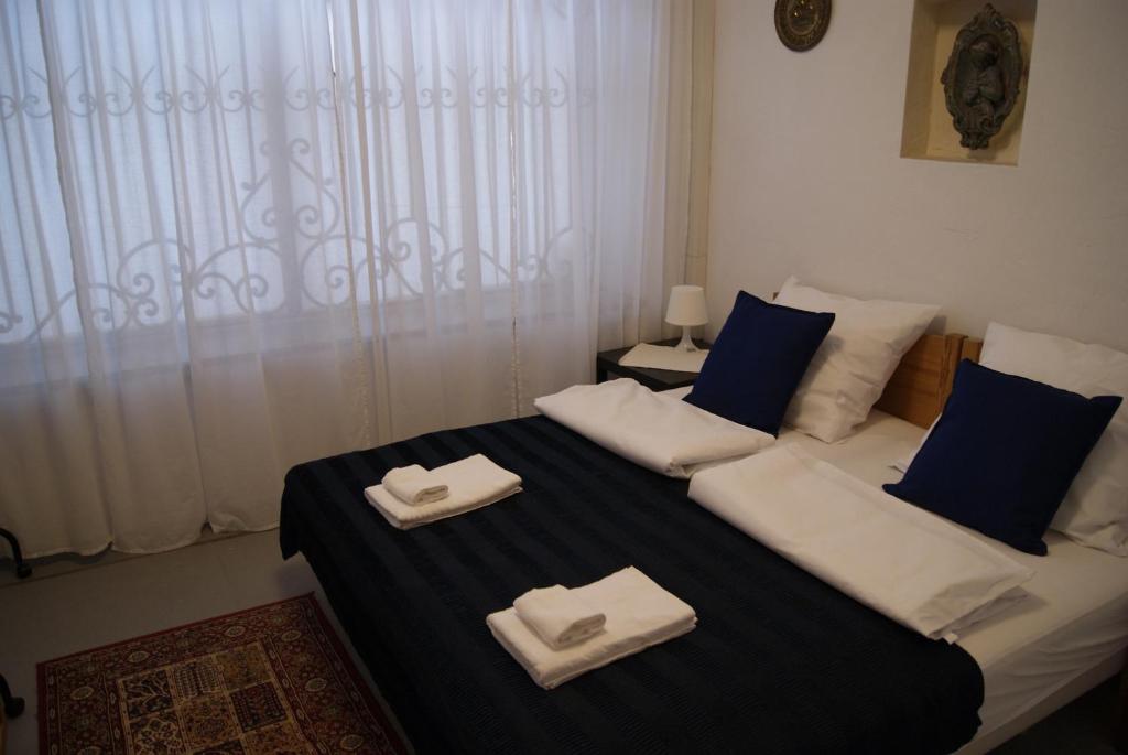 - une chambre avec un lit et 2 serviettes dans l'établissement Cosy apartment in the Old Town II, à Varsovie