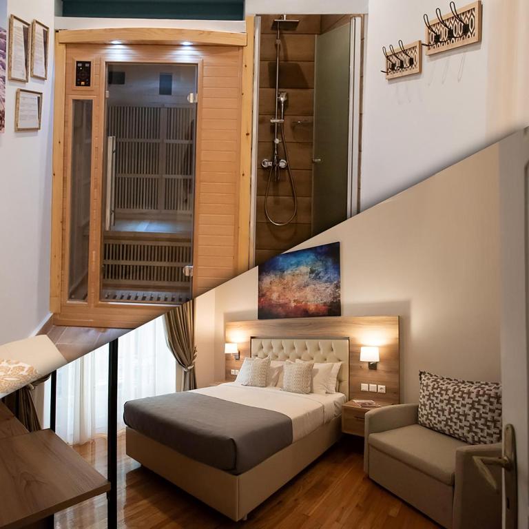 sypialnia z łóżkiem i schody ze schodami w obiekcie Blue Ark Lavish Sauna Suite w Atenach