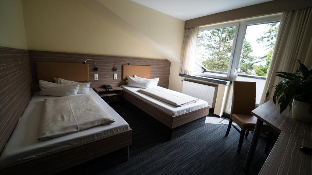 Postel nebo postele na pokoji v ubytování Hotel Zur Heide