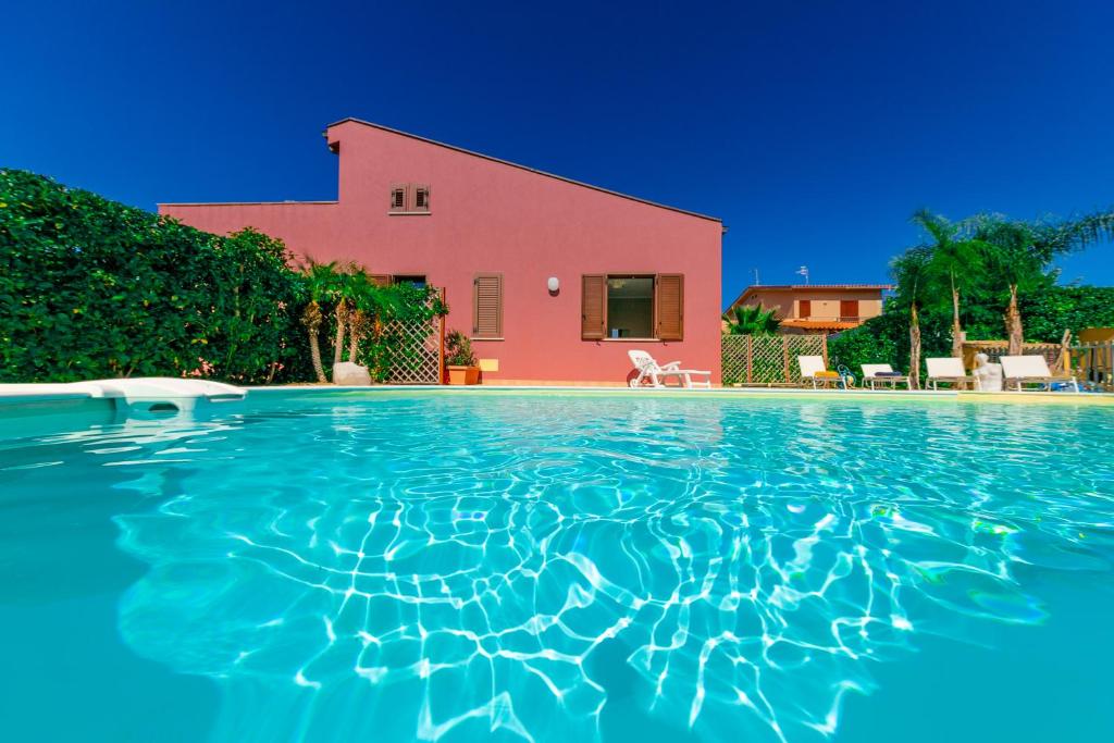 ein Pool vor einem Haus in der Unterkunft Luxury Villas in Lascari