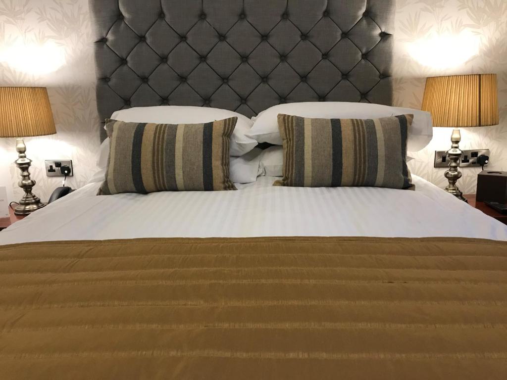 Postel nebo postele na pokoji v ubytování Loftsome Bridge Hotel