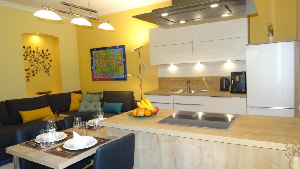 - une cuisine avec un évier et une table avec un comptoir dans l'établissement Sonnberg Design Apartments, à Vienne