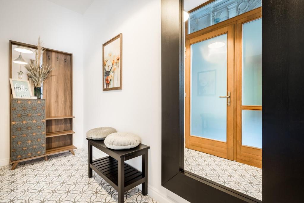 ROOMLI Boho Chic Apartments - Standard Apartment
