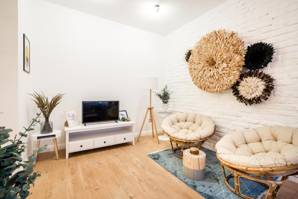 ROOMLI Boho Chic Apartments - Two-Bedroom Apartment
