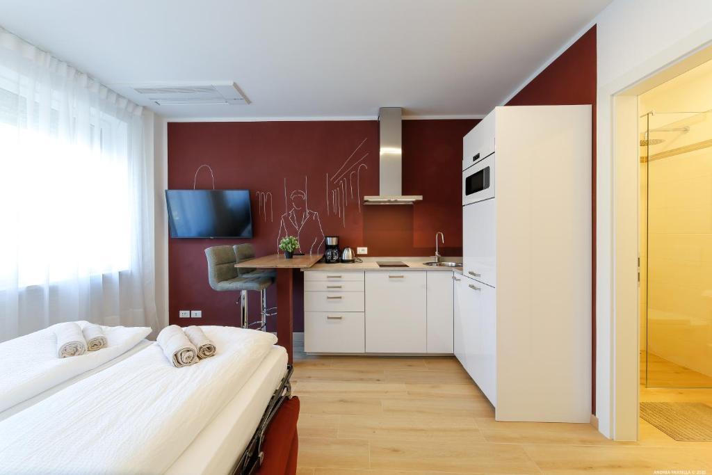 2 camas en una habitación pequeña con cocina en Apartment Terme, en Merano