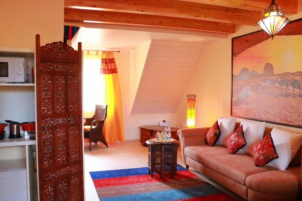 Posezení v ubytování Cleo´s Hotel Kallstadt