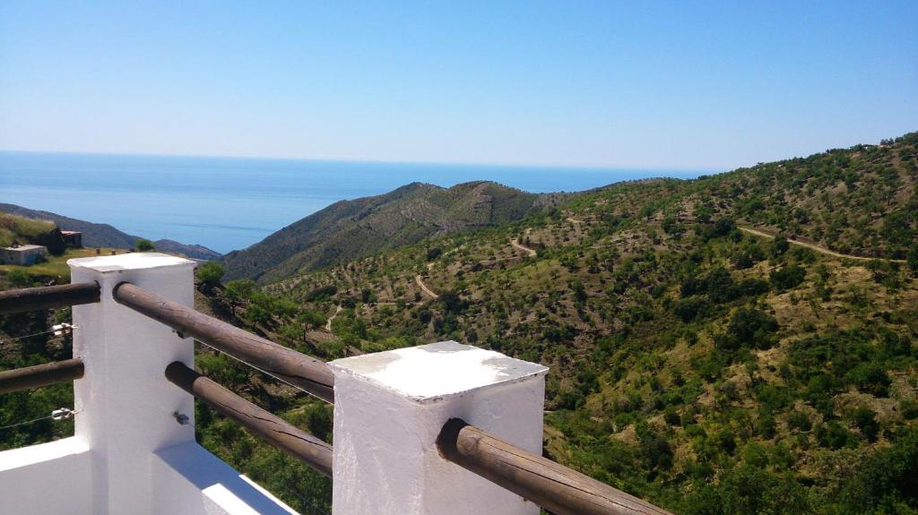 una vista de una montaña con el océano en el fondo en Al sur de Granada, en Sorvilán