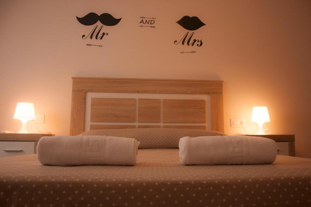 a bedroom with a bed with two pillows on it at Apartamento Nuevo con Encanto in La Guardia