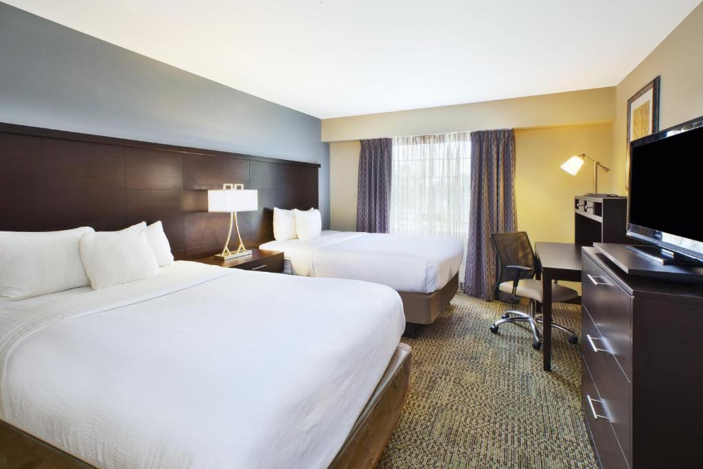 Mayfield HeightsにあるStaybridge Suites Cleveland Mayfield Heights Beachwood by IHGのベッド2台と机があるホテルの部屋