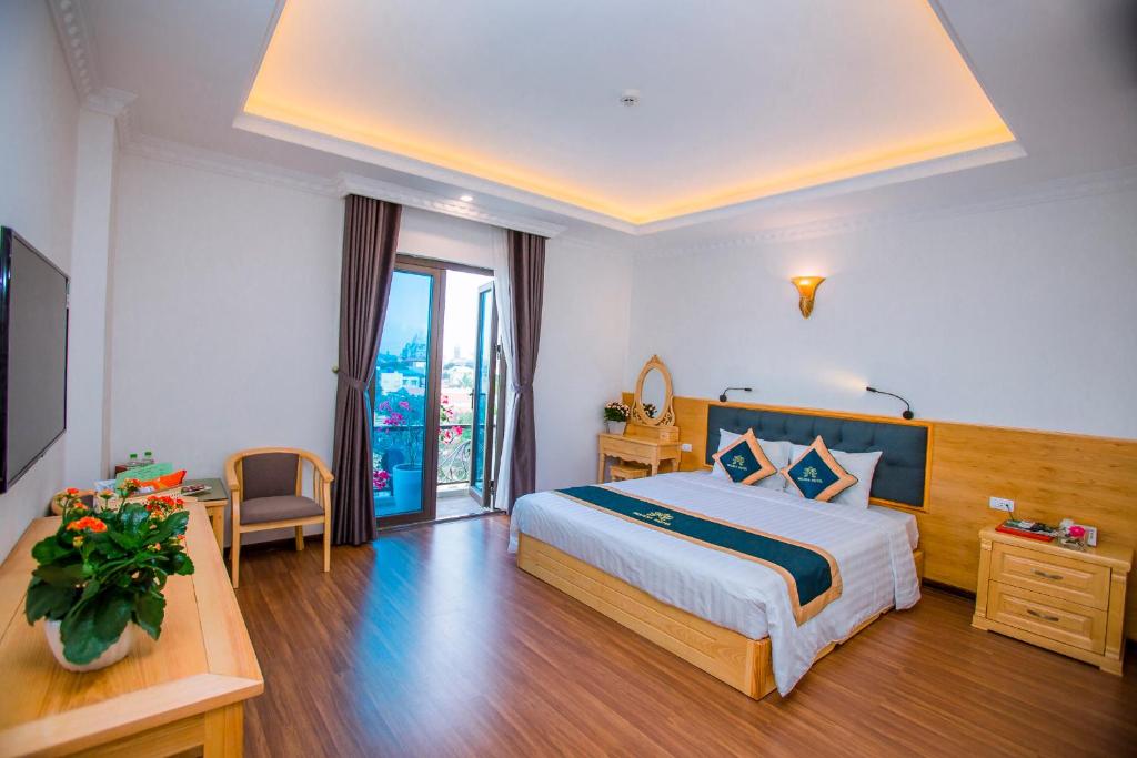ein Schlafzimmer mit einem Bett und einem TV in einem Zimmer in der Unterkunft Melissa Hotel in Ninh Bình
