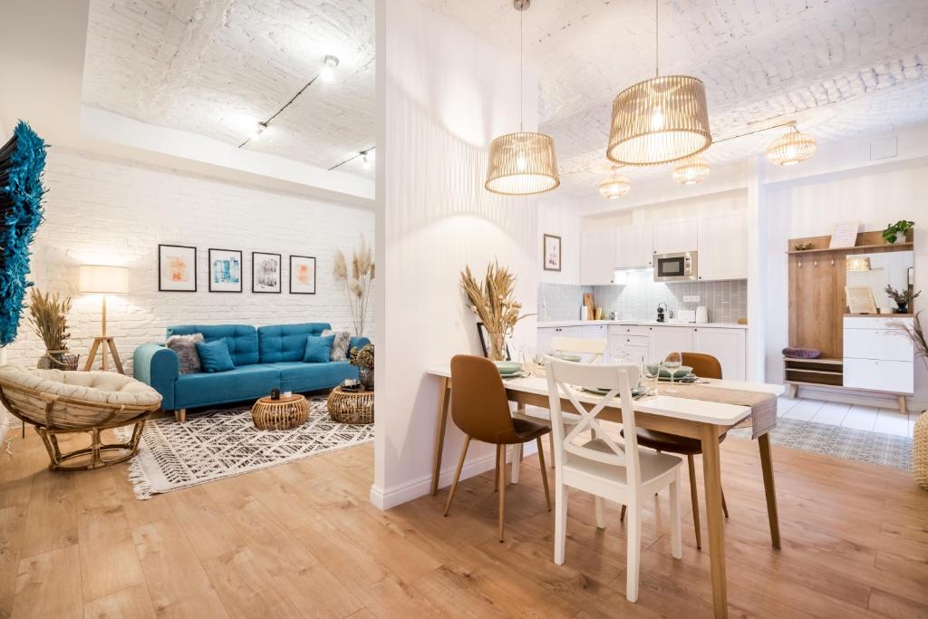 Il comprend un salon et une cuisine avec un canapé bleu. dans l'établissement ROOMLI Boho Chic Apartments, à Budapest