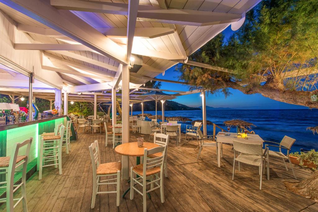 A restaurant or other place to eat at Fiore Beach Studios