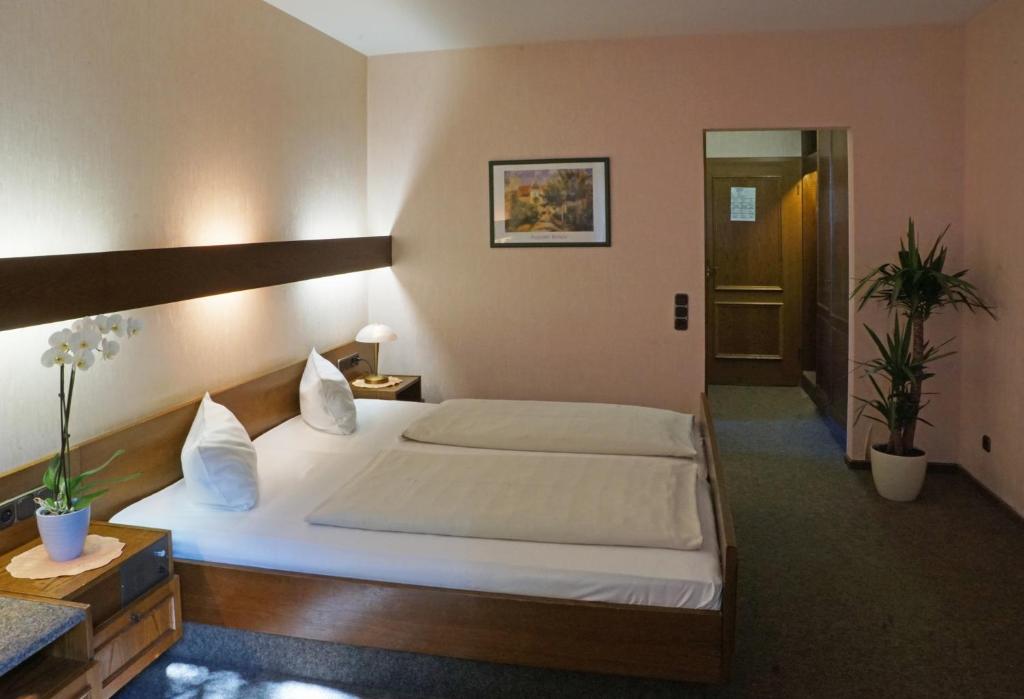 Postel nebo postele na pokoji v ubytování Hotel Zur Heide