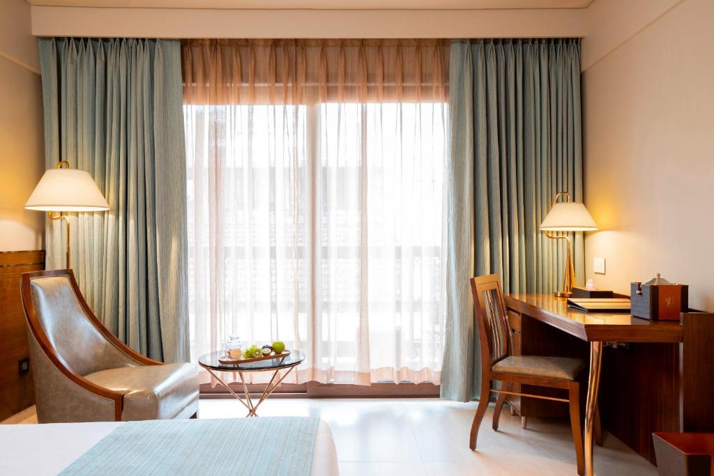 Postel nebo postele na pokoji v ubytování YU Hotel Candolim