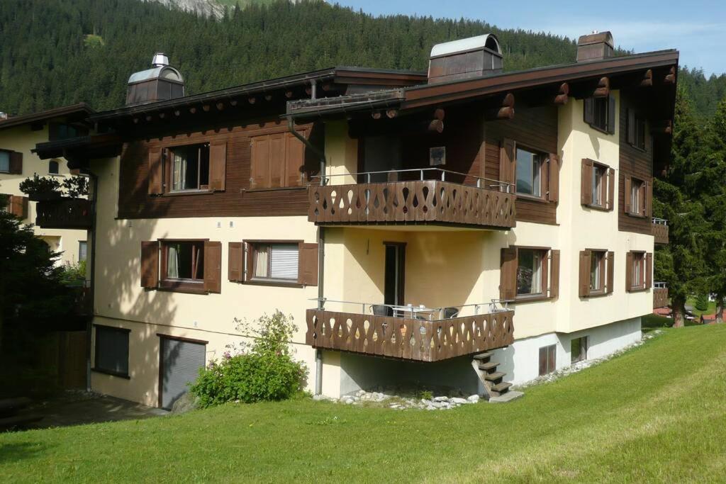 - un bâtiment avec un balcon sur le côté dans l'établissement Appartement in Hus Signal met prachtig uitzicht op de bergen, à Klosters Serneus