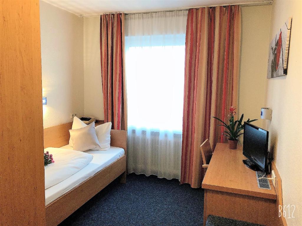 Postel nebo postele na pokoji v ubytování Hotel Austria Stuttgart-City