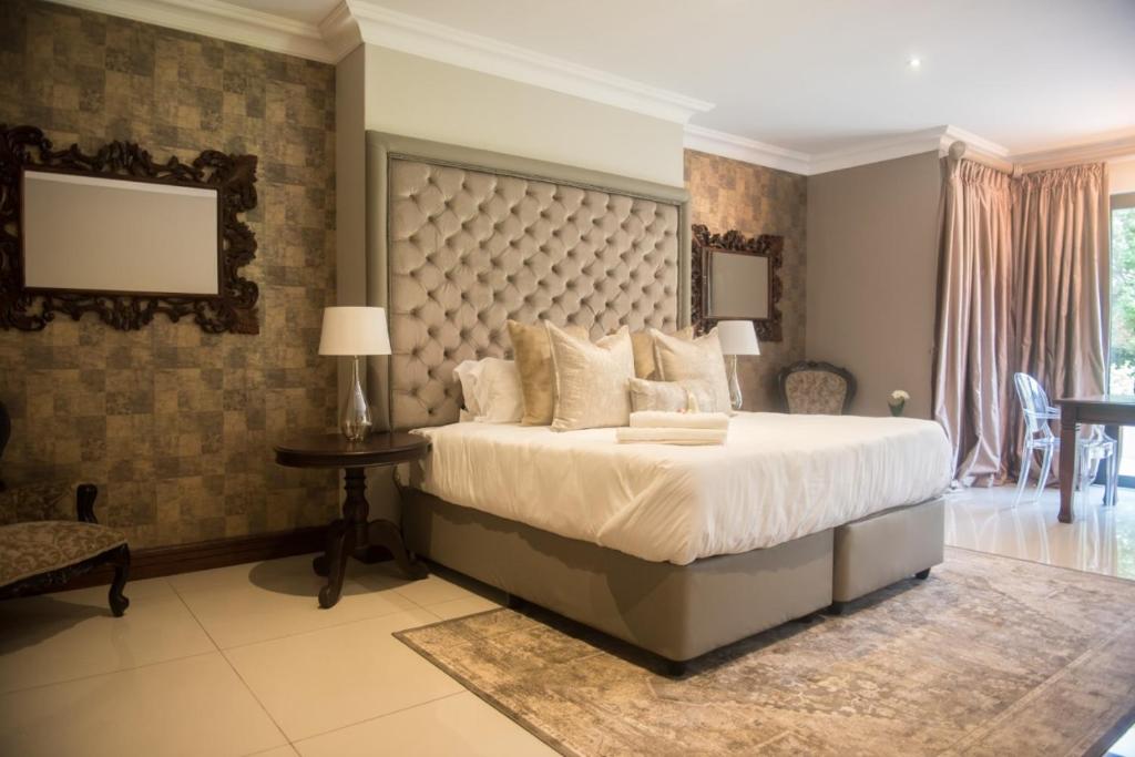 sypialnia z dużym łóżkiem z dużym zagłówkiem w obiekcie Potch Manor Boutique Guest House w mieście Potchefstroom